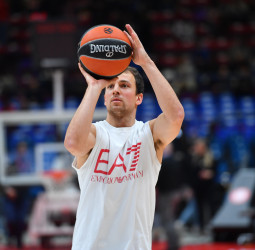 Kevin Pangos se lesiona la rodilla