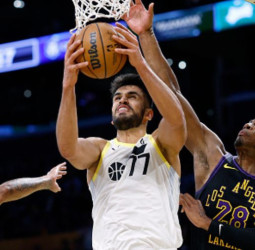 El Panathinaikos pretende reforzar su pintura con Omer Yurtseven