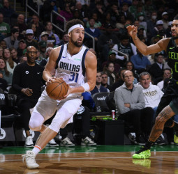 Klay reactiva a los Mavericks, 127-120