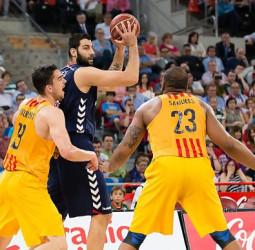Bourousis hace historia con un partido de leyenda