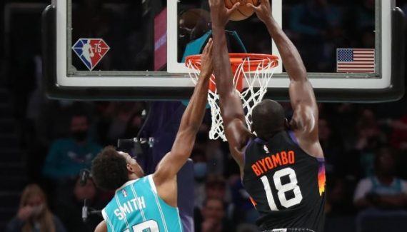 Bismack Biyombo se gana un contrato con los Suns por lo que resta de temporada