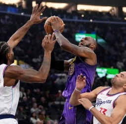 Los Clippers se llevan el derbi angelino, 102-116