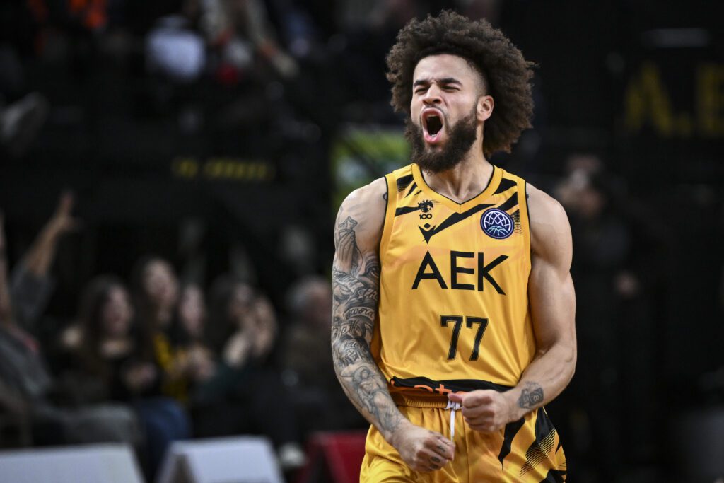 Bahcesehir aprieta por Hunter Hale