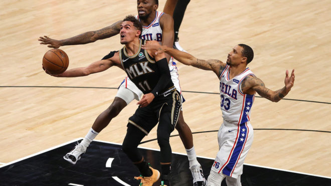 Un extraordinario Trae Young marca las diferencias (103-100) [2-2]