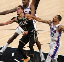 Un extraordinario Trae Young marca las diferencias (103-100) [2-2]