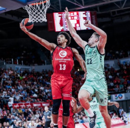 Remontada maña con una recta final sublime y un Smith heroico (77-63)