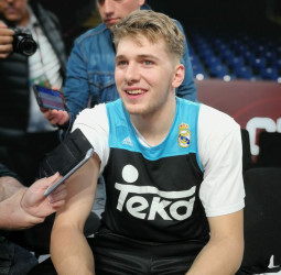 A pie de pista con Doncic: "Cada niño sueña con jugar en la NBA, pero soy feliz en el Real Madrid"