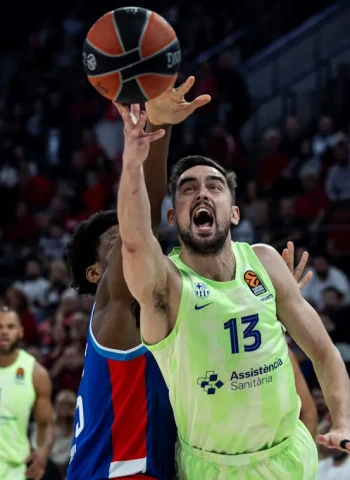 El Barcelona gana al Efes y se mantiene en la cima de la EuroLeague, 88-97