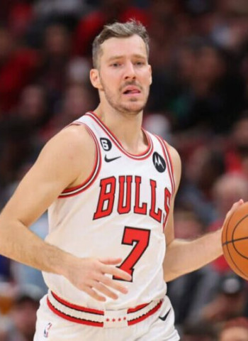 Goran Dragic, cerca de los Milwaukee Bucks