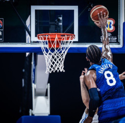 Grecia, un juguete para USA (109-81)