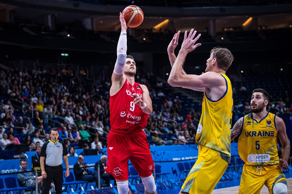 Ponitka lleva a Polonia a sus primeros cuartos de final del EuroBasket en 25 años (94-86)