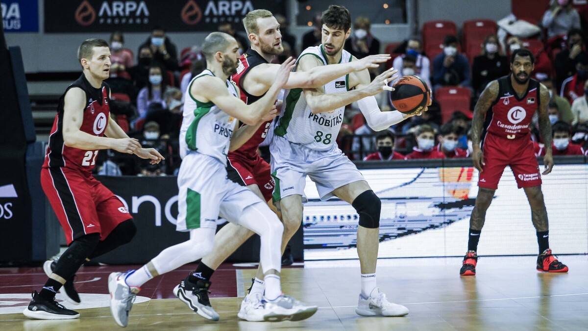 Dos parciales verdinegros para seguir la racha de la Penya (63-77)