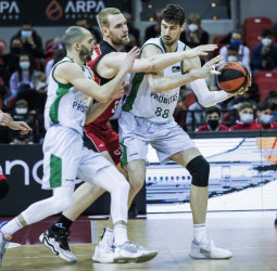 Dos parciales verdinegros para seguir la racha de la Penya (63-77)
