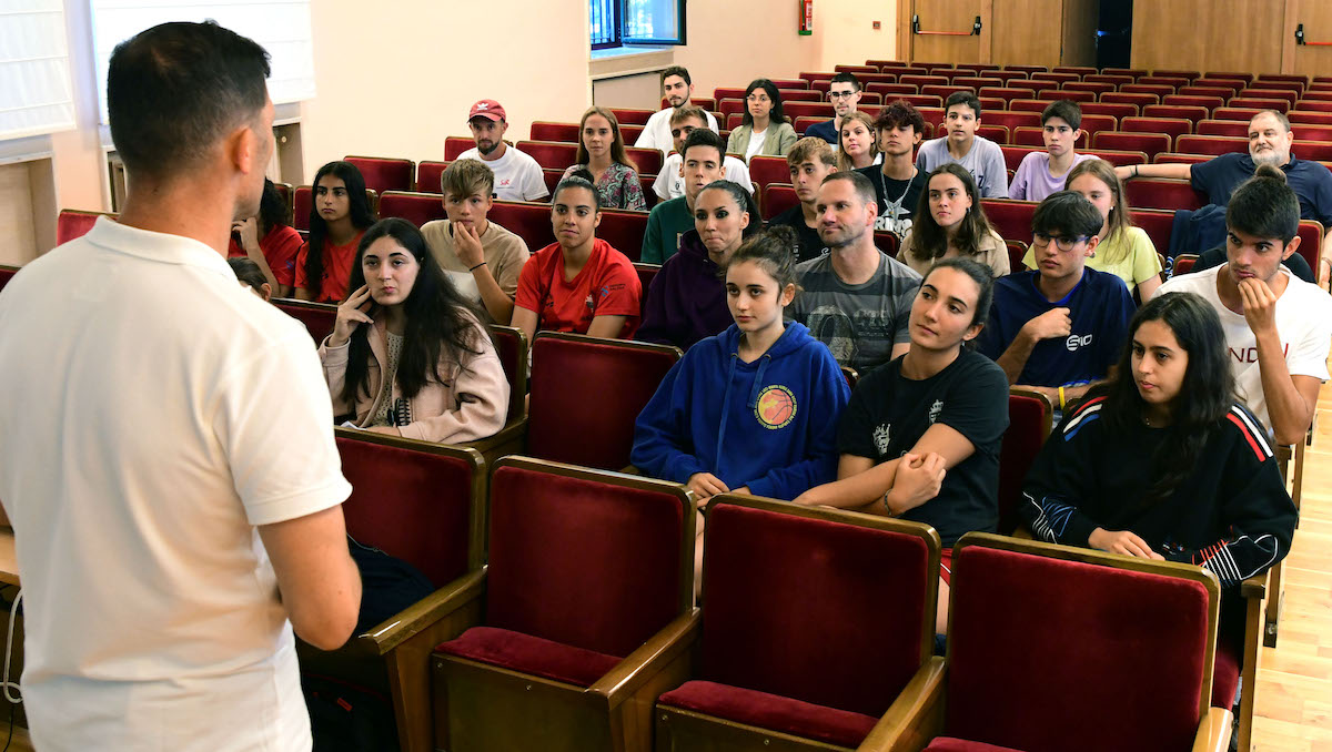 Los jugadores de cantera Iker Sama y Miguel Gil asisten a los encuentros informativos con clubs deportivos de alto nivel de la USC