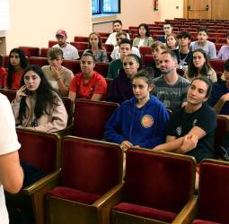 Los jugadores de cantera Iker Sama y Miguel Gil asisten a los encuentros informativos con clubs deportivos de alto nivel de la USC