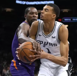La luz de Wembanyama ciega totalmente a los Suns, 132-121