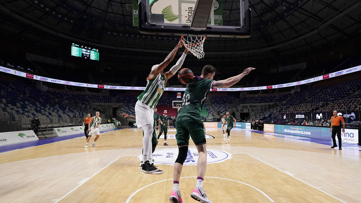 Coosur Betis sorprende a Unicaja en la prórroga de un derbi loco (111-114)