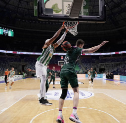 Coosur Betis sorprende a Unicaja en la prórroga de un derbi loco (111-114)
