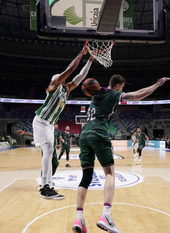 Coosur Betis sorprende a Unicaja en la prórroga de un derbi loco (111-114)