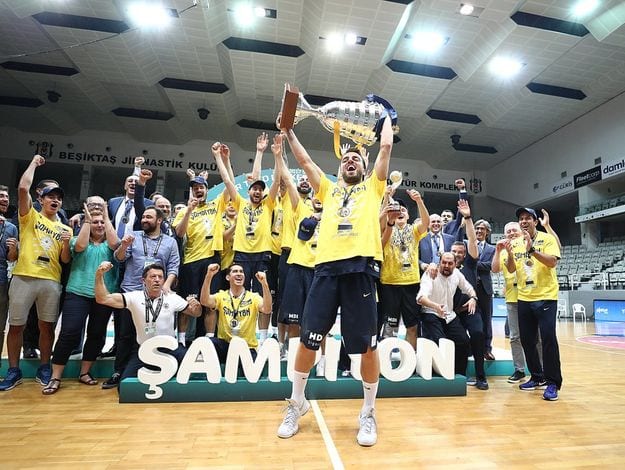[4-0] El Fenerbahce completa un año de ensueño con el título turco