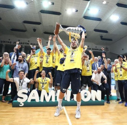 [4-0] El Fenerbahce completa un año de ensueño con el título turco