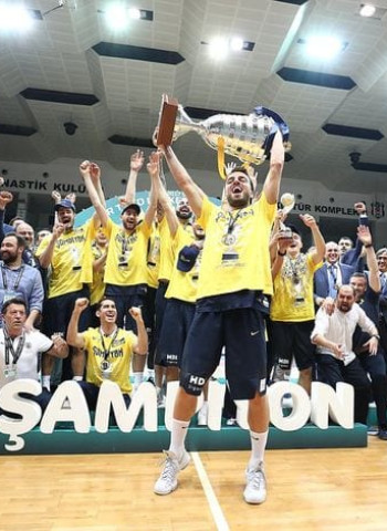 [4-0] El Fenerbahce completa un año de ensueño con el título turco