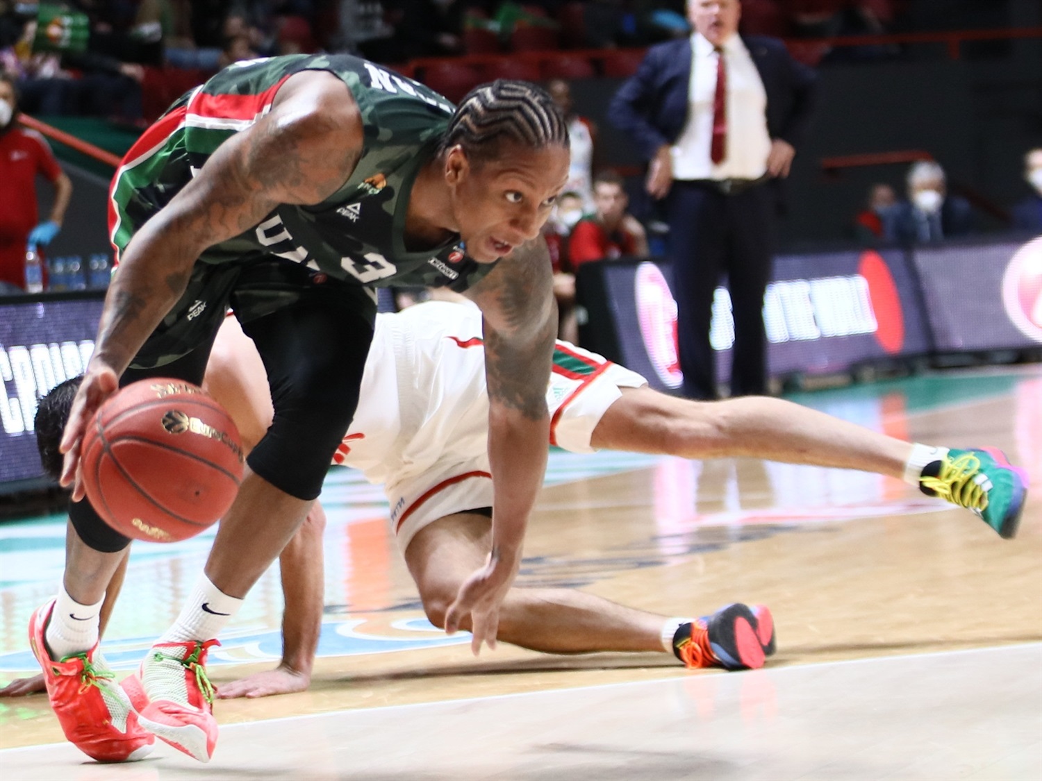 UNICS establece su marca de triples para ponerse [1-0] (94-88)