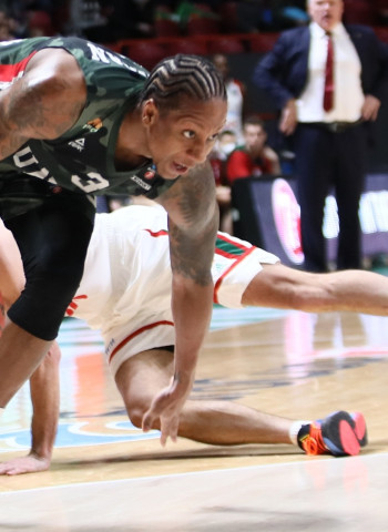 UNICS establece su marca de triples para ponerse [1-0] (94-88)