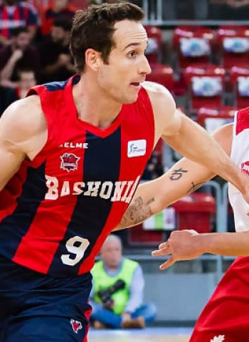 Baskonia regala a Pedro Martínez una gran victoria ante Bilbao Basket (94-71)