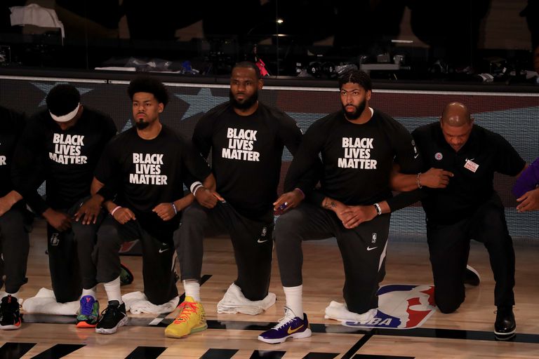 La NBA se reanuda rodilla en tierra