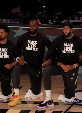La NBA se reanuda rodilla en tierra