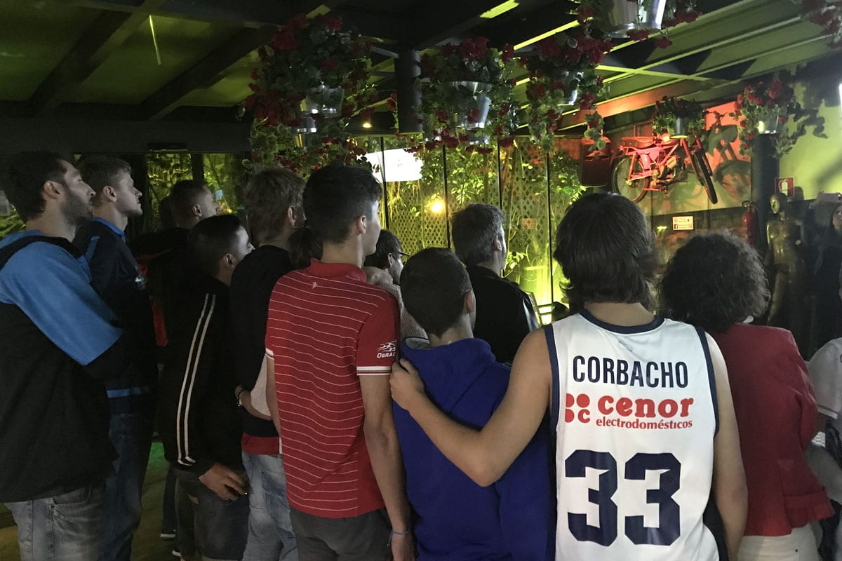 La plantilla del Monbus Obradoiro disfruta brindando con Estrella Galicia con los aficionados obradoiristas
