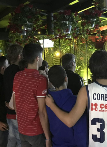 La plantilla del Monbus Obradoiro disfruta brindando con Estrella Galicia con los aficionados obradoiristas