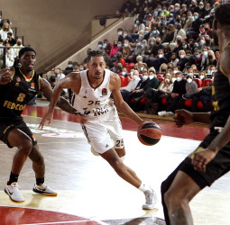 Howard decanta el derbi galo con un triple final (84-85)