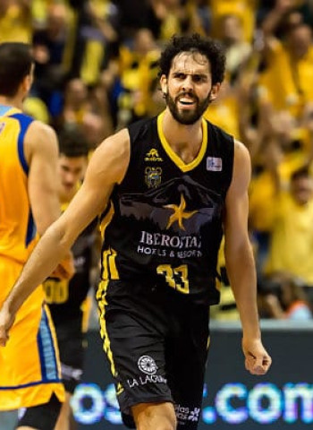 Davin White y Javier Beirán abusan en el derbi canario (92-71)