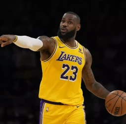 LeBron James, apunto de cumplir los 39, sigue marcando diferencias