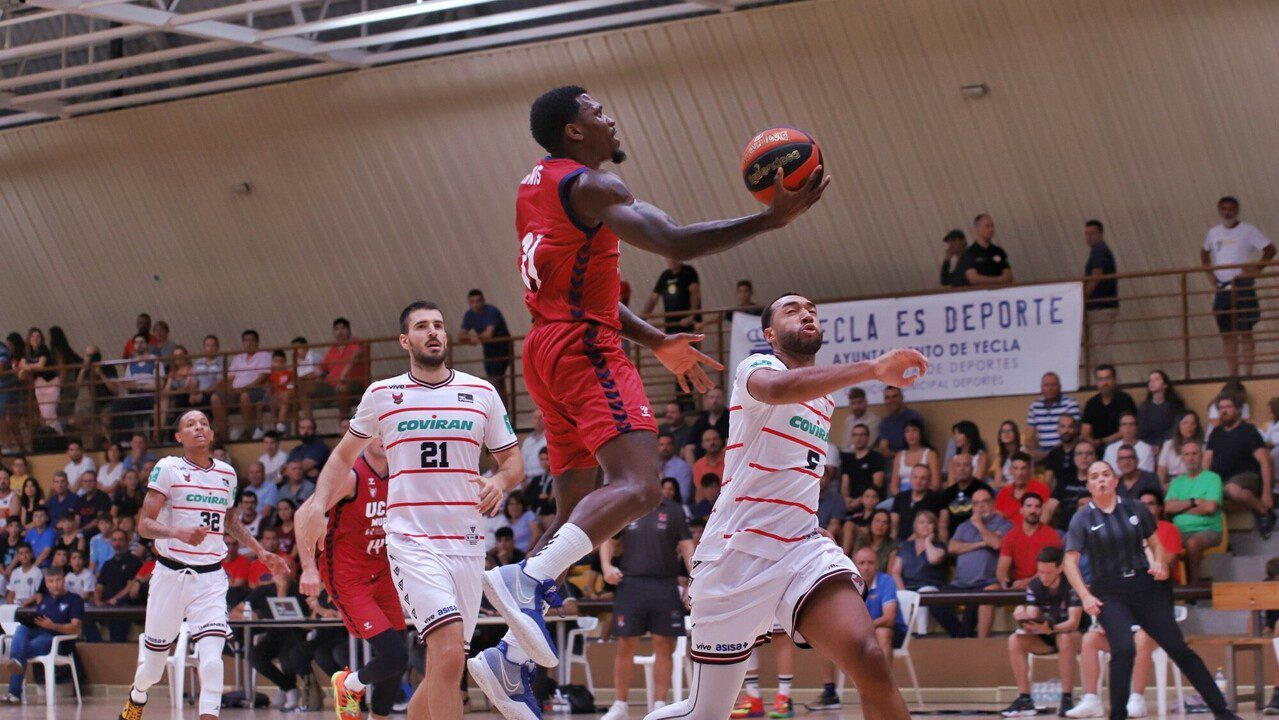 El UCAM Murcia consigue su primera victoria en Yecla