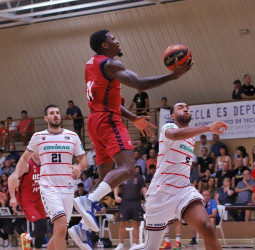 El UCAM Murcia consigue su primera victoria en Yecla