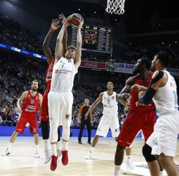 El Real Madrid vence al CKSA con una exhibición de equipo (82-69)