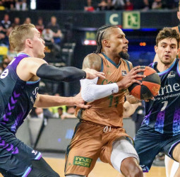 Evans y el Coosur Betis dejan al Surne Bilbao Basket sin Playoff (98-99)