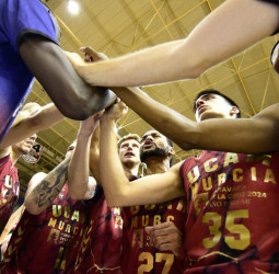 UCAM Murcia gana y sigue mirando al Playoff (83-64)