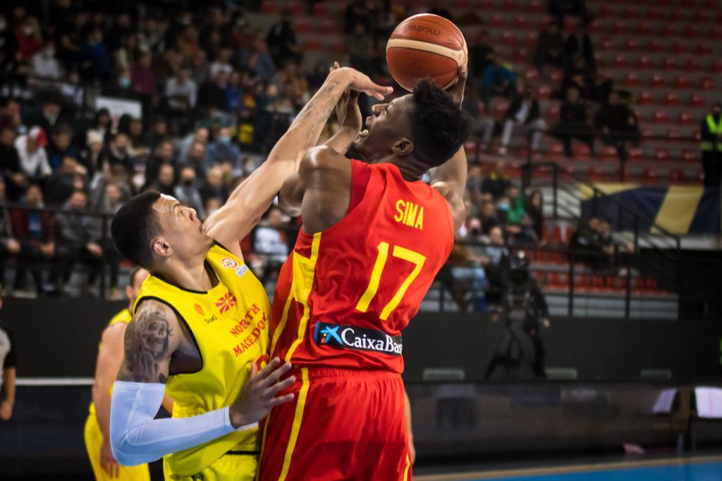 España inicia con solvencia el camino al Mundial (65-94)
