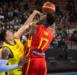 España inicia con solvencia el camino al Mundial (65-94)