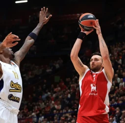 Milán supera a Fenerbahce para impulsar sus esperanzas de postemporada, 77-76
