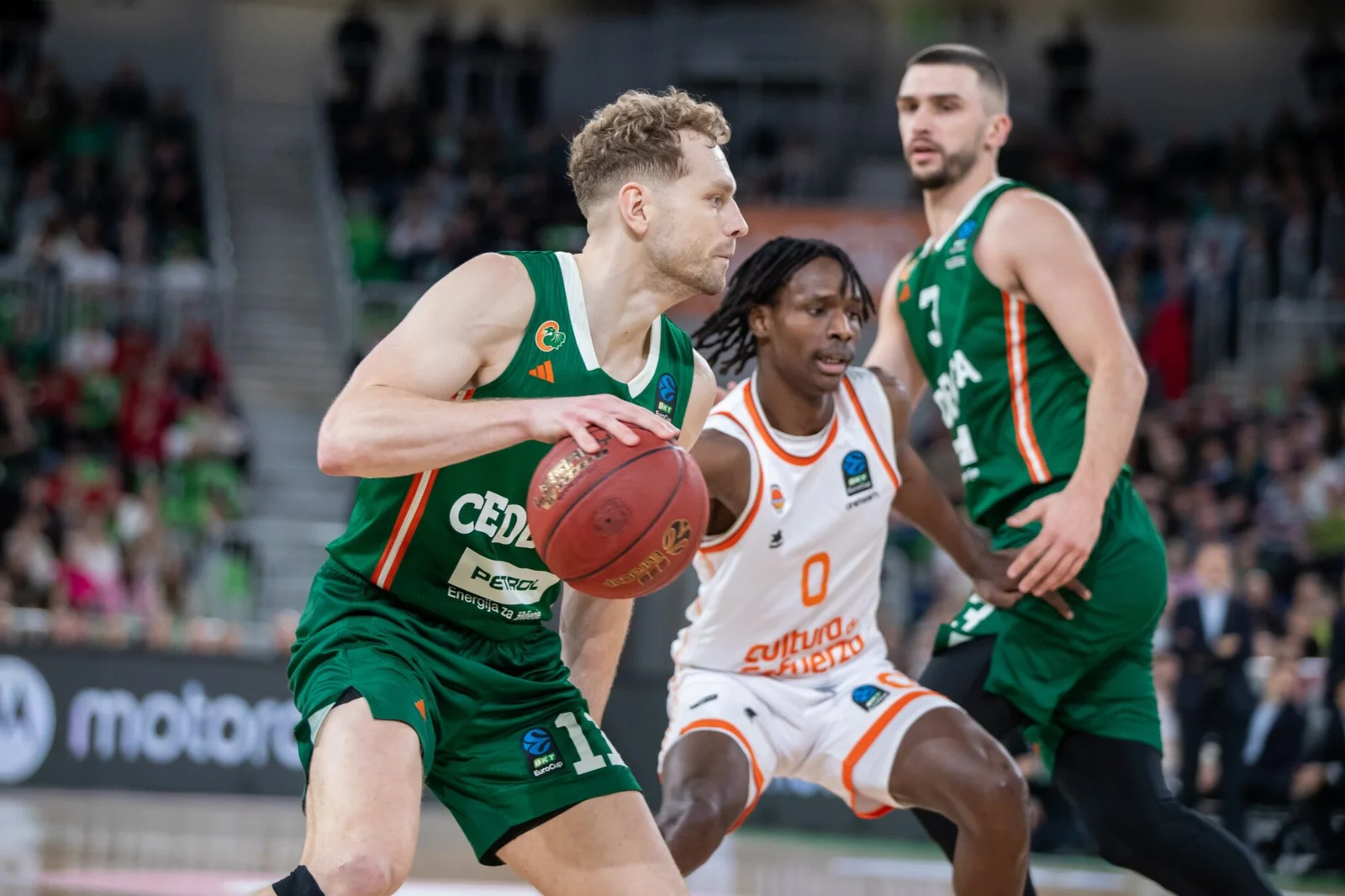 La victoria del Valencia le coloca en lo más alto de la EuroCup, 66-72
