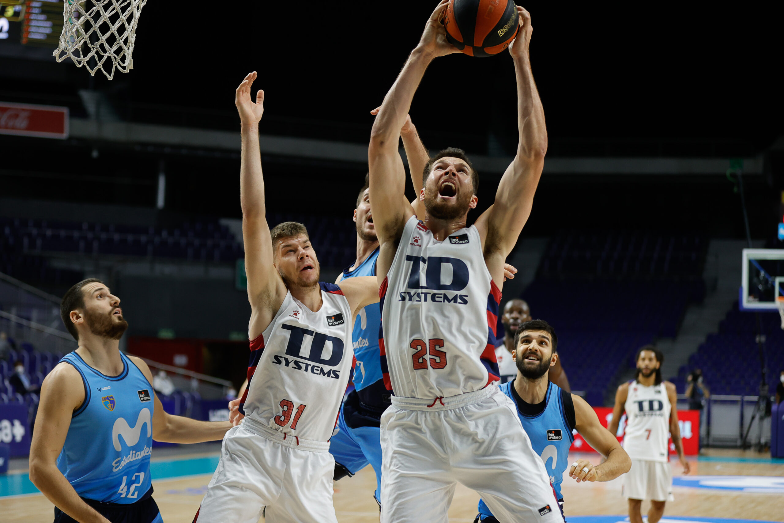 TD Systems Baskonia suma su tercera victoria en el WiZink Center (84-86)