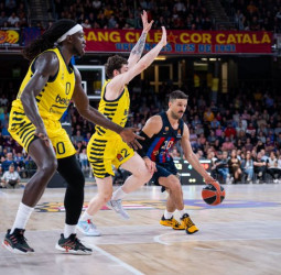 Un superlativo Laprovittola guía al Barça y derrota al líder (81-80)