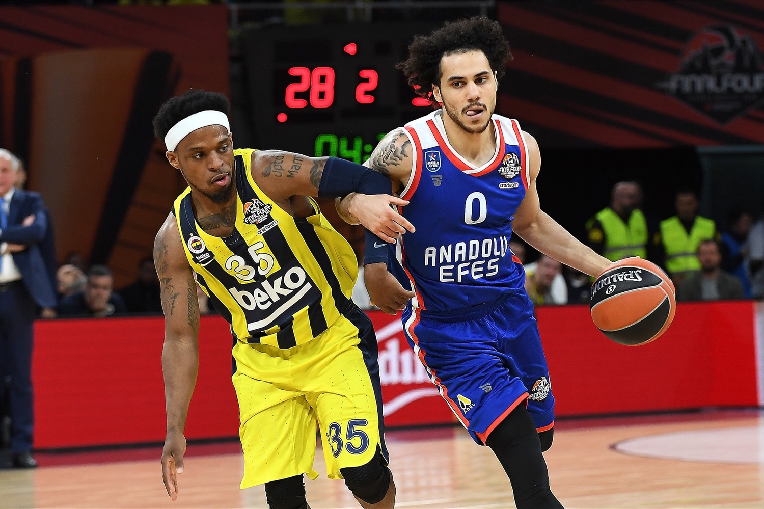 Entre Micic y Larkin destrozan al Fenerbahce. Anadolu Efes primer finalista (73-92)