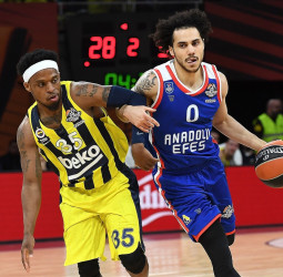 Entre Micic y Larkin destrozan al Fenerbahce. Anadolu Efes primer finalista (73-92)