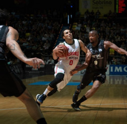 Paso de gigante hacia el factor cancha del Baskonia (64-75)